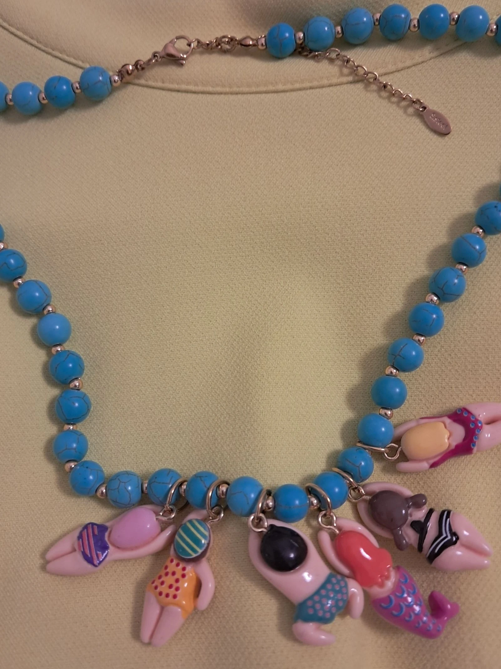 Collar de piedras y acero